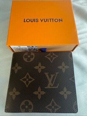 New! Louis Vuitton Monogram bifold wallet in Brown/Tan monogram Leather!